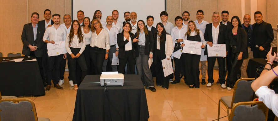 Egresados de Rumbo en la entrega de diplomas